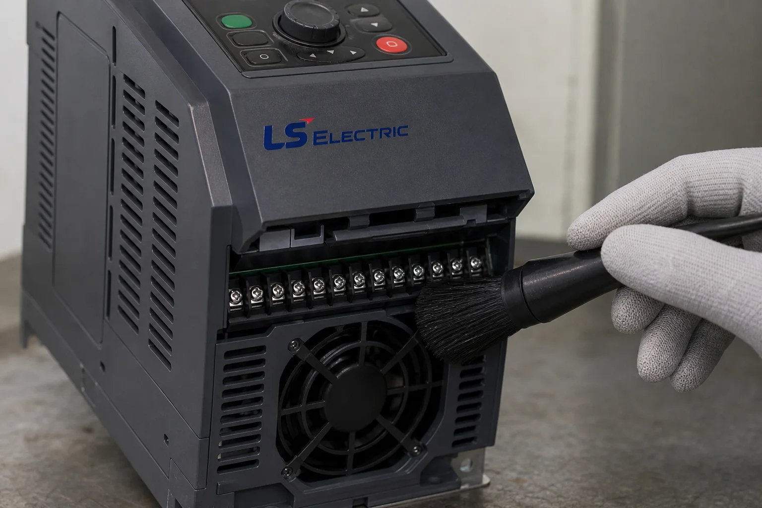 Kiểm tra terminal điều khiển và quạt làm mát biến tần LS Electric