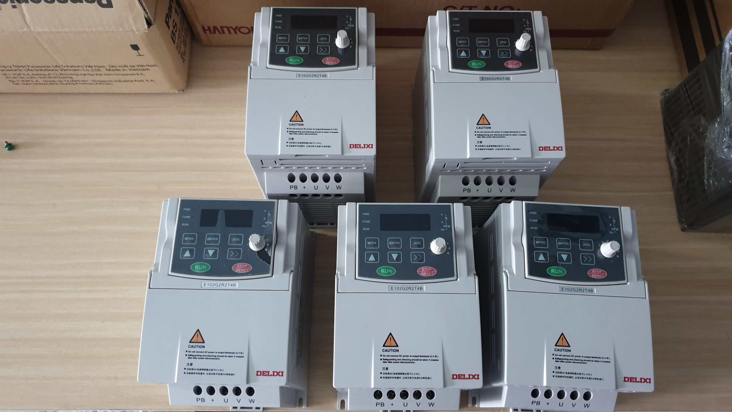 Biến tần Delixi CDI-E102 thực tế tại kho Hùng Vương Electric